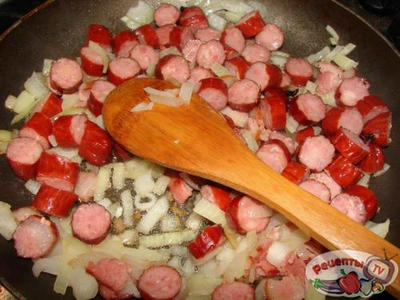 Рецепт - перловка с копчеными колбасками и грибами