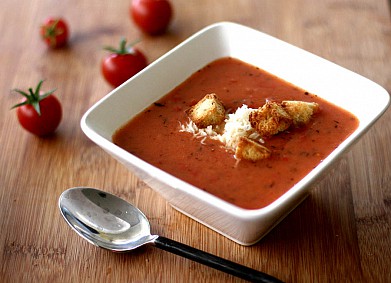 Рецепт - томатный суп с сыром и гренками