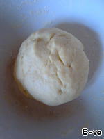 Рецепт - песочное пирожное "Багратион" с начинкой из рубленых орехов и безе