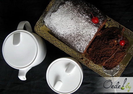 Рецепт - шоколадный кекс с марципаном и вишней
