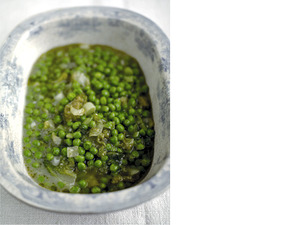 Рецепт - тушеного гороха с зеленым луком и салатом