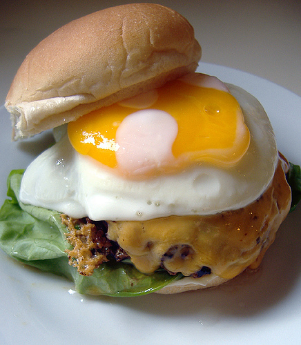 Рецепт - гамбургеры с яичницей и беконом