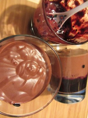 Рецепт - шоколадный мусс на черничном желе