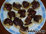 Рецепт - канапе с куриной печенью, репчатым луком и яблоками