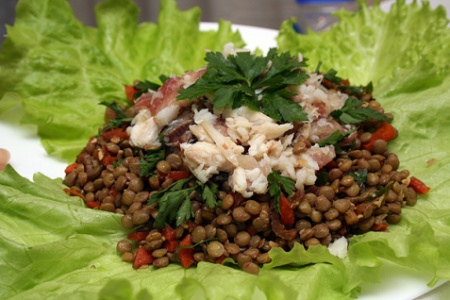 Рецепт салата из чечевицы с копченой рыбой