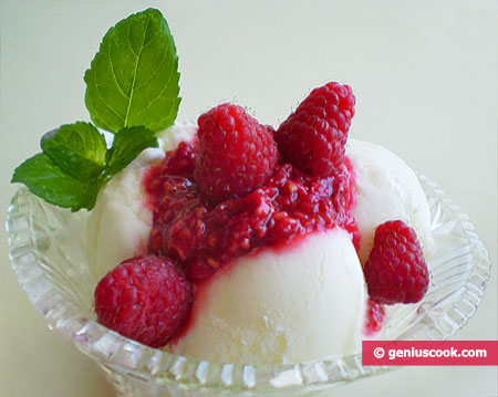 Рецепт - мороженое из йогурта с малиной