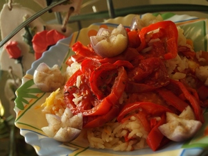 Рецепт - вкусный рис под "шубой" из перца и помидор на овощной подушке