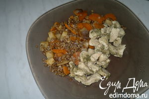 Рецепт - куриная грудка с зеленым хмели - сунели и гречка с сельдереем и морковью