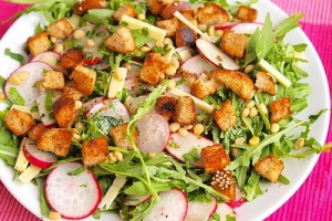 Рецепт - весенний салат из редиса с гренками