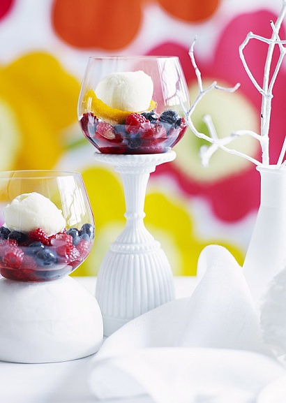 Рецепт - ягодный компот с йогуртовым мороженым