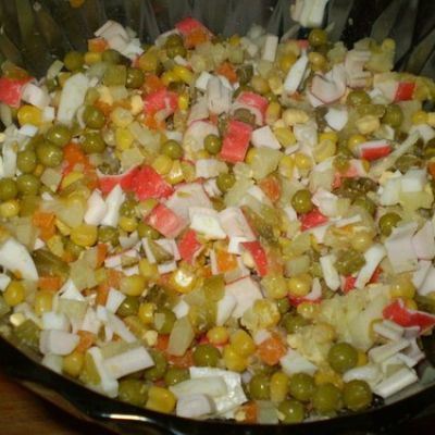 Рецепт - салат из крабовых палочек, горошка и кукурузы