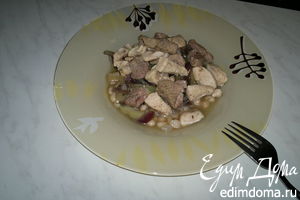 Рецепт - похлебка из белой фасоли с бедром индейки и куриной грудкой, тушеный перец и красный лук