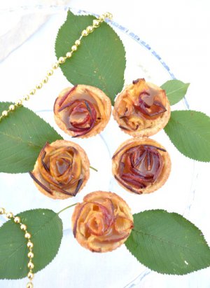 Рецепт - яблочные тарталетки "Карамельные цветы" с домашней карамелью