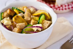 Рецепт - салат из айвы с гренками, сыром и красным луком