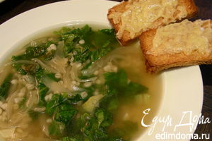 Рецепт - суп с карамелизированным луком, перловкой и листовой капустой (или латуком)