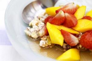Рецепт - мюсли с клубникой и манго