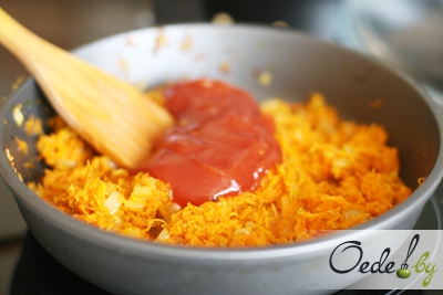 Рецепт - гарнир из гороха под морковно-луковым дипом и томатной пастой