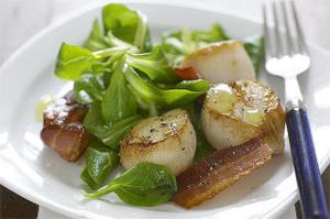 Рецепт - салата с беконом, маш-салатом и морскими гребешками