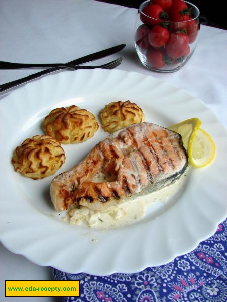 Рецепт - лосось в сливочно-луковом соусе с картофелем на гарнир