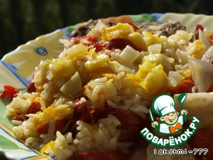 Рецепт - вкусный рис под "шубой" из перца и помидор на овощной подушке