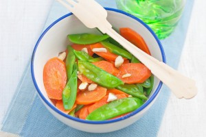Рецепт - стручки молодого гороха с морковью