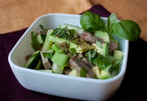 Рецепт - салат с языком и авокадо