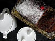 Рецепт - шоколадный кекс с марципаном и вишней