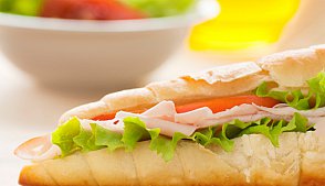 Рецепт -  Вкусный и аппетитный сэндвич с курицей, песто и помидорами