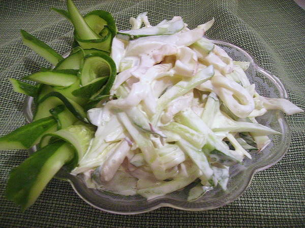 Рецепт салата с кальмарами. Как в домашних условиях приготовить ароматный и сытный салат с кальмарами?