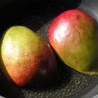 Рецепт - печеное манго с корицей и мороженым