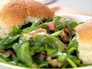 Рецепт - салат из шпината с тёплым беконом и яблочным сидром
