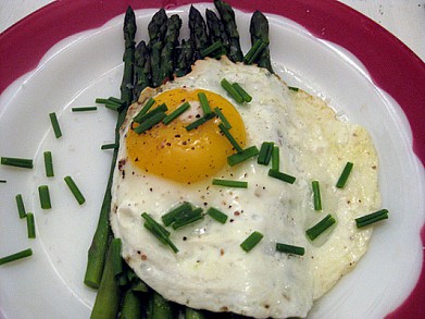 Рецепт - спаржа с яйцом