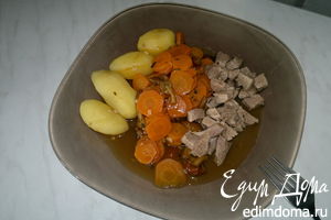 Рецепт - бедро индейки с чабрецом и кориандром, рагу из моркови и опят с чесноком и отварным картофелем