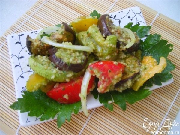 Рецепт - теплый летний салат с печеными баклажанами и кускусом
