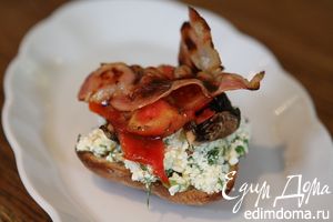 Рецепт - тосты на завтрак с творогом, помидорами и грибами