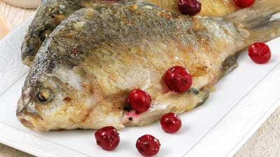 Рецепт - Блюда из рыбы и морепродуктов : Рыба жареная с клюквенной подливкой