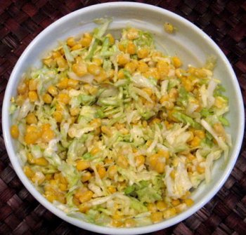 Полезный салат из капусты и кукурузы
