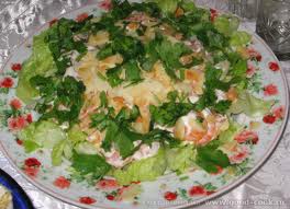 Салат из жареной рыбы с овощами