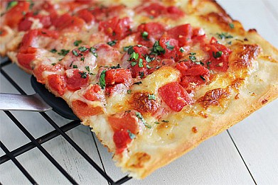 Рецепт - пицца с сыром и помидорами