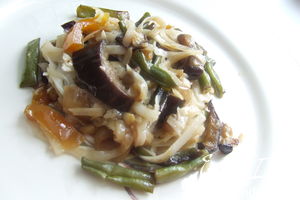 Рецепт - рагу из баклажанов с рисовой лапшой