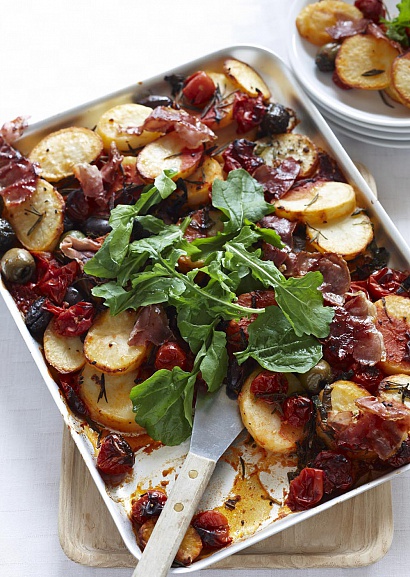 Рецепт - картофель, запеченный с помидорами, оливками и розмарином