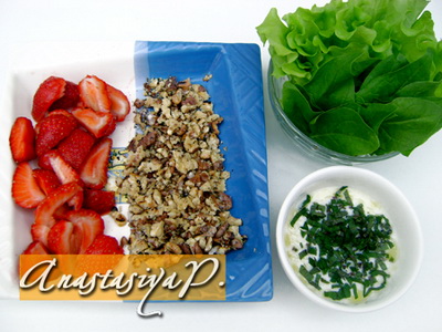 Рецепт - салат с клубникой, шпинатом и мятно-йогуртовой заправкой