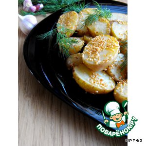 Молодой картофель, запеченный с чесноком и кунжутом, со сметанным соусом