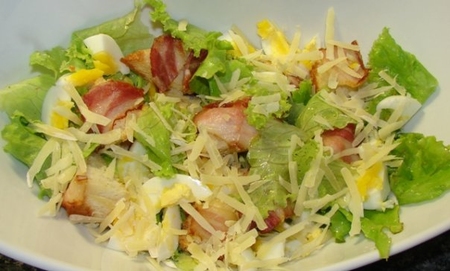 Рецепт - теплый салат с беконом и яйцами