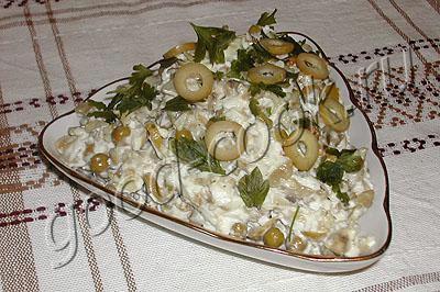 Салат из курицы с оливками