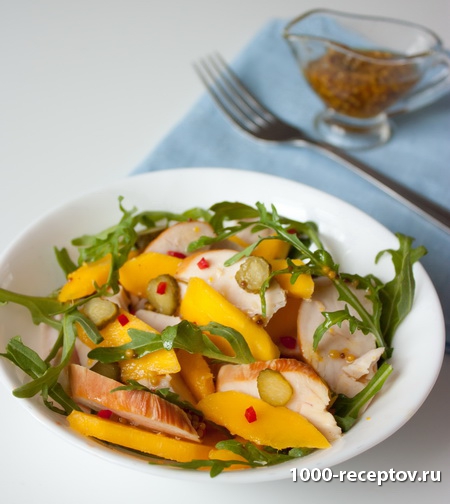 Рецепт - салат с копченой грудкой, манго и рукколой