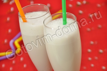 Молочный напиток с мороженым и фруктовым соком (Болгарская кухня)
