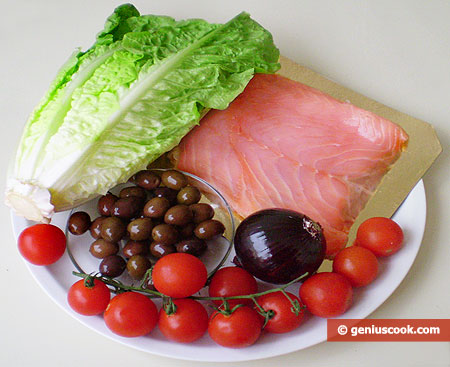 Рецепт - салата с сёмгой, оливками и красным луком