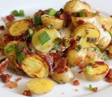 Рецепт - жареный картофель с беконом, луком и чесноком