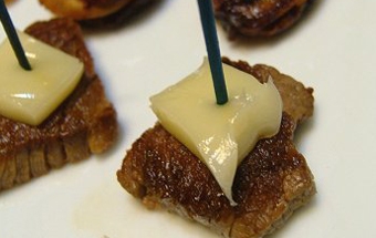 Праздничные канапе с говядиной и сыром – закусочные маленькие бутерброды к 8 марта.